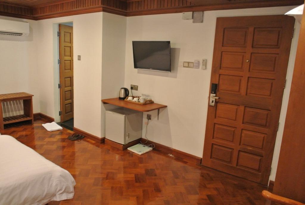 Hotel Wardan Янгон Екстериор снимка
