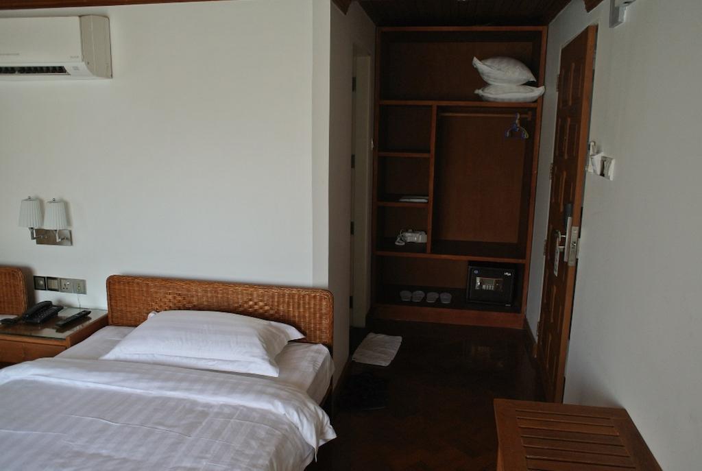 Hotel Wardan Янгон Екстериор снимка